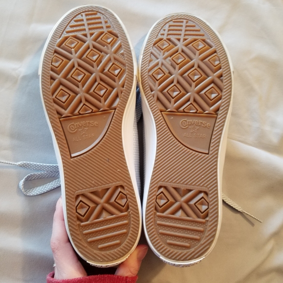 Blue and white patterned converse - Picture 4 of 6